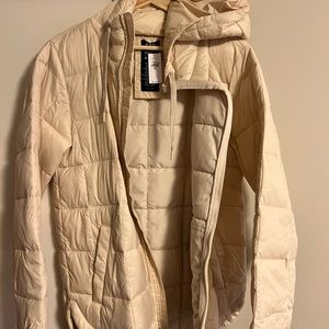 New with tags never worn Gap puffer cream color